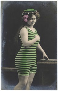 穿泳衣的女人，c。 1910 年（明信片） 作者 未知的摄影师