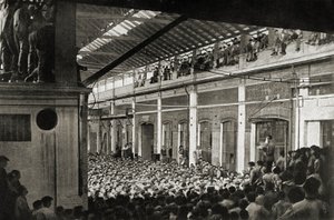 1920 年双年展期间，工人们在都灵的一家工厂集合，《工人运动史》（黑白照片） 作者 未知的摄影师