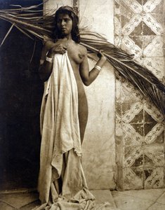 年轻的柏柏尔妇女摆出裸体姿势。1890年左右的摄影作品