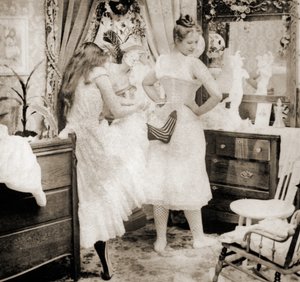 “减少盈余”，立体卡片描绘了一名年轻女子被束缚成紧身胸衣，c.1900（棕褐色照片）（另见473247） 作者 美国佛蒙特州HC White Company
