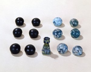 来自维京小镇比尔卡的国际象棋棋子（玻璃）。