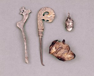 各种器具和维京人的珠宝，右上方是奥丁神的代表。斯德哥尔摩，Historiska Museet