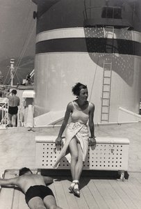 大洋洲 "号游轮上的一对情侣，选自画册《1935 年 7 月 28 日至 8 月 10 日在大洋洲的边缘》。