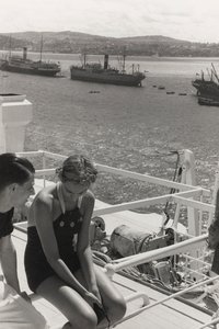 大洋洲 "号游轮上的一对情侣，选自画册《1935 年 7 月 28 日至 8 月 10 日在大洋洲的边缘》。