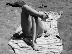 海滩上的女性美腿，约 1960 年（黑白照片）