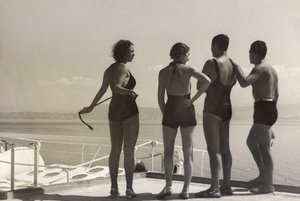 大洋洲号上的乘客，选自 "1935 年 7 月 28 日至 8 月 10 日大洋洲边缘 "画册