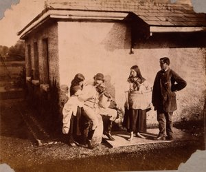 孩子们听一个男人在玩小提琴，c.1859-61 作者 子爵夫人哈瓦登
