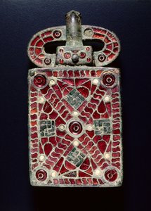 皮带扣，约525-560（青铜配石榴石，玻璃，珍珠母，金箔，镀金痕迹；青铜和玻璃） 作者 西哥特式
