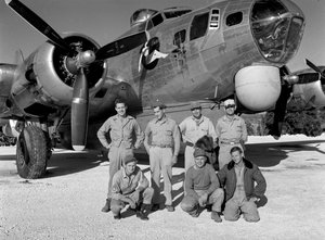 二战中，B-17 机组人员在执行空中侦察任务的训练中