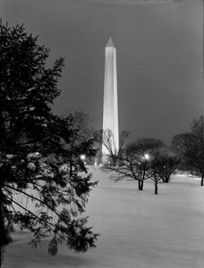 降雪后的华盛顿纪念碑，华盛顿夜景 作者 福尔克马尔·温策尔