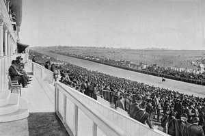 The Derby：View Down the Course，C1903，1903（德比（Derby）：View Down the Course，c1903，1903）