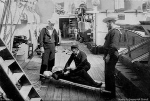 1896年，巡洋舰HMS Tartar上的救护车演习。 作者 格雷戈里