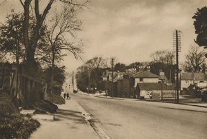 通往多佛的罗马路穿越布莱克希思（Blackheath）以外的射手山，c1935年。 作者 威芬