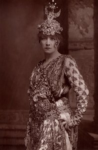 “亨利埃特·罗辛·伯纳德 (Henriette Rosine Bernard) 与莎拉·伯恩哈特 (Sarah Bernhardt) (1844-1923)（伍德伯里版） 作者 W 和 D（继唐尼之后）