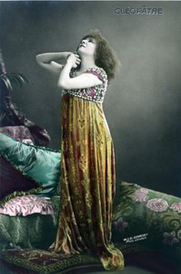 亨丽埃特-罗辛-伯纳德又名莎拉-伯恩哈特（1844-1923）饰演 "埃及艳后"，维多利亚-萨杜的剧本