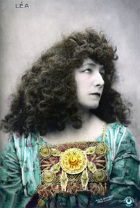 亨丽埃特-罗辛-伯纳德又名莎拉-伯恩哈特（1844-1923）在扮演莱亚一角（照片）。
