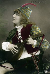 Henriette Rosine Bernard又名Sarah Bernhardt（1844-1923），在François Coppée的戏剧《Le passer》中扮演游吟诗人Zanetto，弹奏琵琶。(照片)