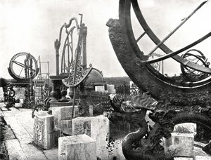 1895年，中国北京，天文台顶上的一些仪器。 作者 W和S有限公司