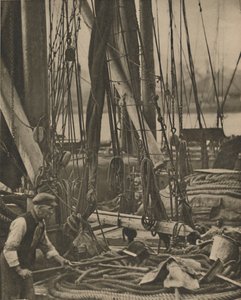 于1935年在泰晤士河驳船上的桅杆脚下。