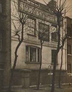 在圣贝尔教堂墓地的老钟标志处，c1935年。