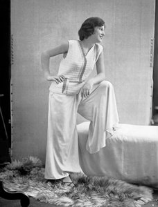 模特身着 Anita Pittoni 设计的裙子，约 1940 年（黑白照片）
