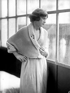 模特身着 Anita Pittoni 设计的裙子，约 1940 年（黑白照片）