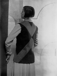 Marion Wulz 身着 Anita Pittoni 设计的礼服的肖像，约 1940 年（黑白照片）