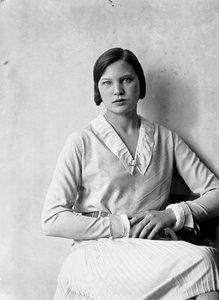 Marion Wulz 身着 Anita Pittoni 设计的礼服的肖像，约 1940 年（黑白照片）