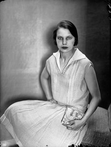 Marion Wulz 与 Anita Pittoni 设计的裙子的肖像，约 1930 年（黑白照片）