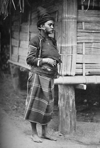 一位克钦族妇女，1902年 作者 瓦茨和斯肯