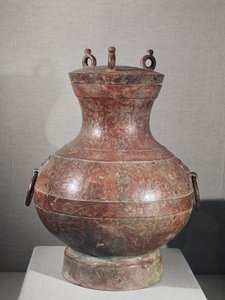 王子刘尚墓出土的器皿（青铜嵌金银）。 作者 西汉中文学校