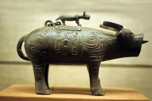 牛形酒瓶，顶上有一只老虎 作者 西周中文学校