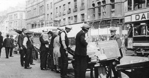 伦敦肖尔迪奇高街的书摊，1926-1927。