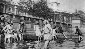 儿童在特拉法加广场的喷泉中划水，伦敦，1926-1927年