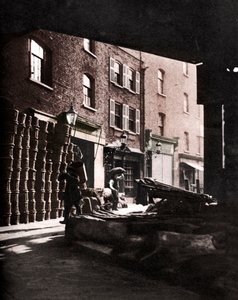 1926-1927年，伦敦博罗市场上靠房屋堆放的水果篮。