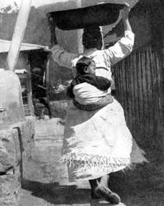 一位韩国妇女背着一个婴儿，1936年。