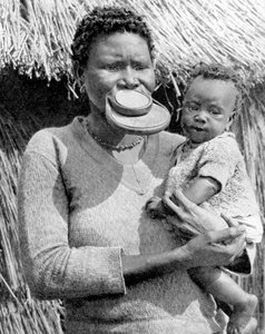 非洲刚果共和国Sara-Kaba部落的一名妇女，1936年。