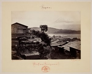 富士山。房屋和背景中的富士山。