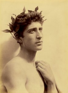 一个戴着花环的男孩的研究，西西里岛，C.1898（棕褐色照片 作者 威廉·冯·格洛登男爵