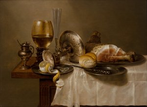 静物画：桌上摆放着 Roemer、翻转的银茶盏、长笛、面包卷和火腿 作者 威廉·克拉斯（Willem Claesz）。赫达