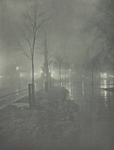 湿润的夜晚，纽约哥伦布广场，约1897年。 作者 威廉·弗雷泽