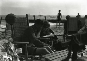 在海滩，科尼岛，c.1910-21的夫妇读书 作者 威廉·戴维斯·哈斯勒