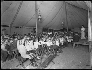 1914年7月24日，纽约市东区第67街和A大道的福音派社会儿童会议 作者 威廉·戴维斯·哈斯勒