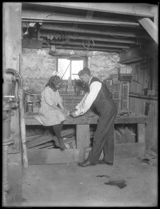 Frank P. Hassler和Mary Hassler在地下室，Glen Ellyn，c.1912 作者 威廉·戴维斯·哈斯勒