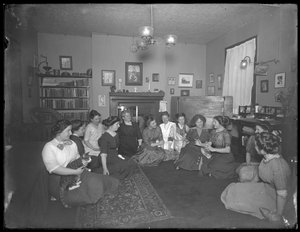 Harriet E. Hassler与一群年轻女性，纽约市第13街206号，1912年 作者 威廉·戴维斯·哈斯勒