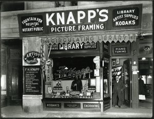 Knapp的Picture Framing，Stafford Inc. Window Display，146 Hamilton Place，1914 作者 威廉·戴维斯·哈斯勒