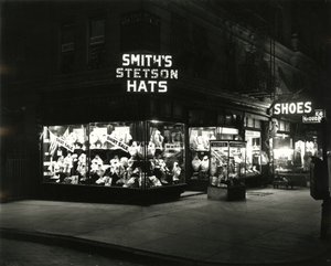 点亮商店前面广告Smith&39;s Stetson Hats，Shoes，Liquors，c.1910-21 作者 威廉·戴维斯·哈斯勒