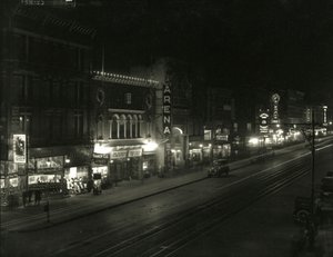 在第六和第七大道之间的第23街的南侧的夜视图，c.1916-17 作者 威廉·戴维斯·哈斯勒