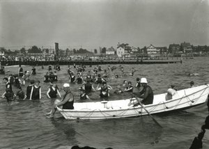 划艇和游泳者在水中，康尼岛，c.1910-21 作者 威廉·戴维斯·哈斯勒