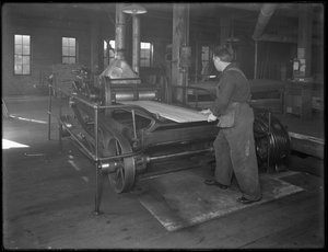 1916年4月3日，纽约奥奈达，通过双面刨床运行用于棺材制造的木材 作者 威廉·戴维斯·哈斯勒